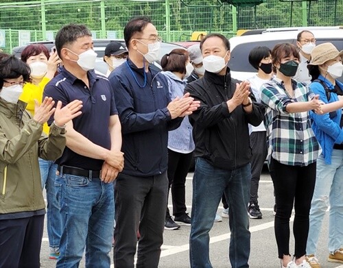 인사말을 하는 최재관 위원장(왼쪽에서 세 번째)