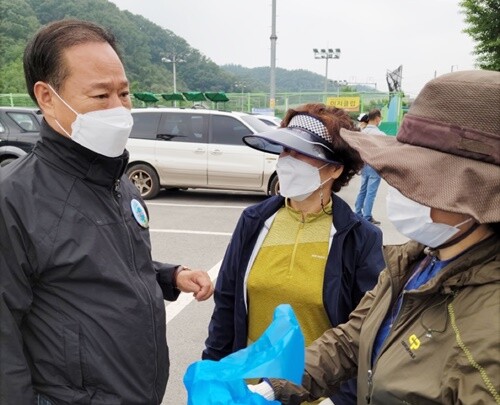 정동균 군수가 참가자들을 격려하고 있다.