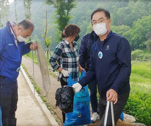 '쓰줍킹' 행사에서 참가자들이 쓰레기를 줍고 있다.