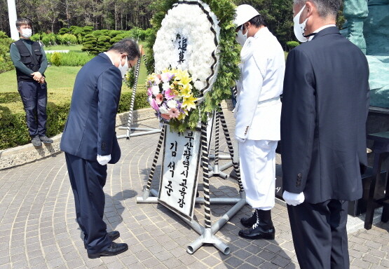 김석준 교육감이 헌화한 뒤 묵념을 갖는 모습.