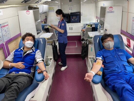 넥센타이어 창녕 공장 임직원의 헌혈 캠페인 참여 모습