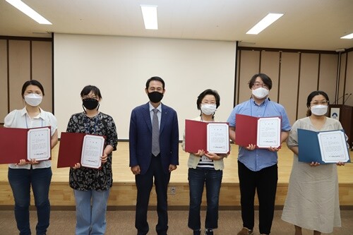 양평뉴딜포럼 공동대표인 홍순용 양평군산림조합장이 수료증을 수여하고 기념촬영을 하고 있다.