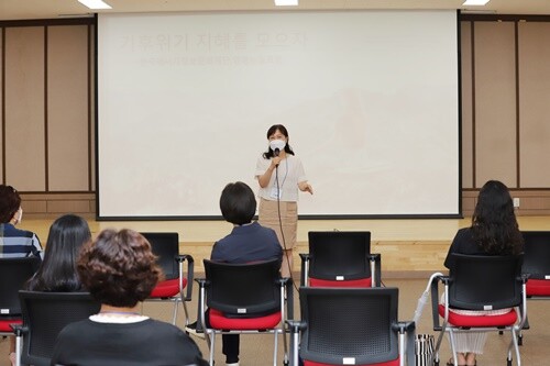 에너지전환 시민활동가 양성과정 마지막 강의 후 수료생들이 지역 내 기후 문제를 확산하는 활동가로 함께할 것을 다짐하고 있다.