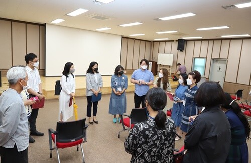 수료생들이 2개조로 나눠 앞으로의 활동계획 등에 대해 논의를 하고 있다.