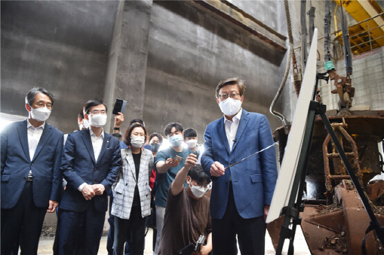 다대소각장 개발 방향 및 로드맵을 발표하는 박형준 시장