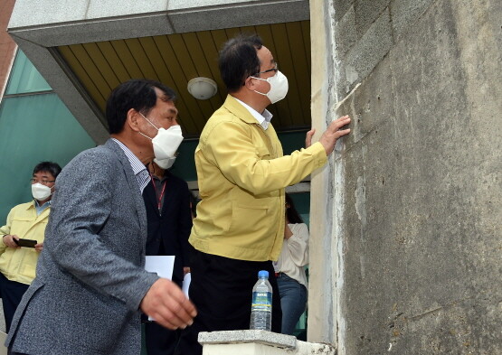 김석준 부산시교육감이 계성여고를 찾아 피해상황을 점검하는 모습.