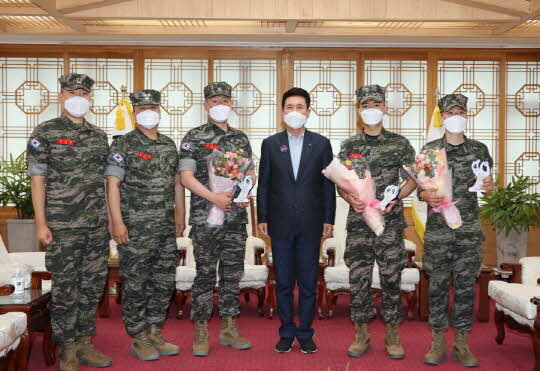 왼쪽부터 김동혁 참모, 윤재규 대대장, 진유근 하사, 이강덕 포항시장, 우준수 병장, 조혁진 일병 <포항시 제공>