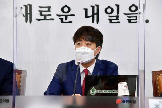 이준석 국민의힘 대표(사진)가 17일 박근혜 전 대통령을 조롱했다는 논란에 입을 열었다. 사진=박은숙 기자
