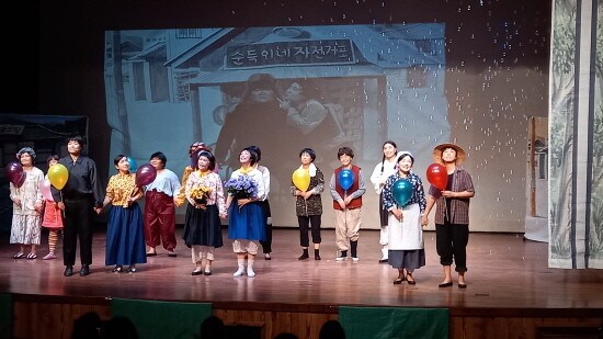 2021 김해시 올해의 책 어린이도서 '꽝없는 뽑기기계' 가족극 공연 리허설 장면.