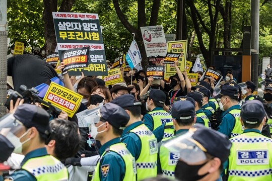 양부모 학대로 숨진 '정인이 사건' 부실 수사로 징계를 받은 경찰관들이 징계 처분에 불복해 소청 심사를 청구했지만 기각됐다. 사진은 16개월 된 입양아를 학대해 숨지게 한 혐의를 받는 양부모의 1심 선고공판이 열린 지난 5월 14일 오후 양천구 서울남부지방법원 앞에 모인 시민들이 피켓을 들고 강력한 처벌을 촉구하는 모습. 사진=최준필 기자