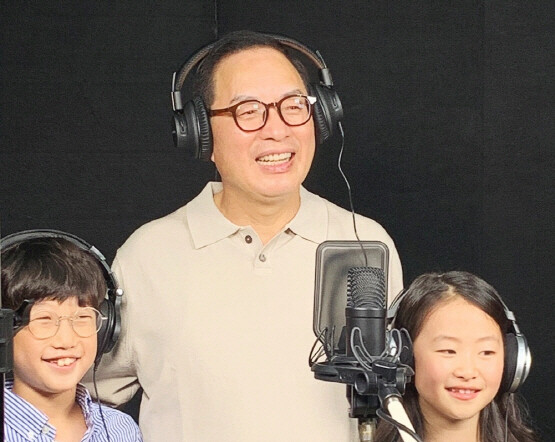 하윤수 교총 회장이 어린이응원단 슈팅스타 어린이들과 녹음실에서 가진 기념촬영 모습.