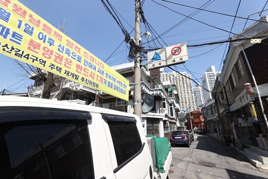 국토교통부는 2·4 대책에 포함된 도심 공공주택 복합개발사업의 첫 선도사업 후보지로 금천구, 도봉구, 영등포구, 은평구 등 서울 4개 구 21곳을 선정했다. 저층 주거지 사업 후보지인 영등포구 신길동 인근 지역 모습. 사진=연합뉴스