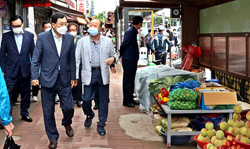 지난 22일 주낙영 시장이 성동시장 보행환경 개선사업 현장을 찾아 점검하고 있다 (사진=경주시 제공)