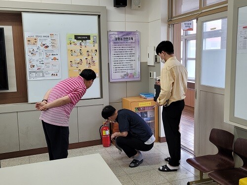 지난 16일 포항 청림초등학교에서 담당자가 화재 방지를 위한 안전점검을 하고 있다. (사진제공=경북교육청)