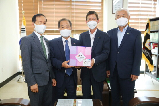 왼쪽부터 장상진 광복회 경상남도지부장, 윤정오 대한민국전몰군경유족회 경남지부장, 윤해진 경남농협 본부장, 강인호 고엽제 경상남도 지부장.