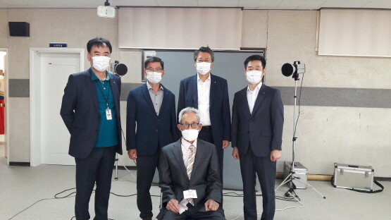 기념촬영 모습. 뒷줄 왼쪽 두 번째부터 박성호 농협창원시지부 지부장, 김강철 구산농협 조합장.