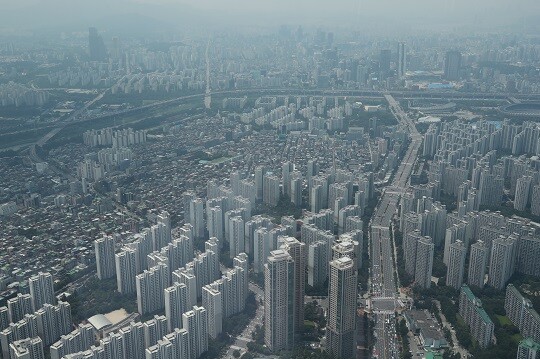 서울 롯데월드타워 전망대에서 바라본 강남 일대 아파트 단지 모습이다. 사진=연합뉴스