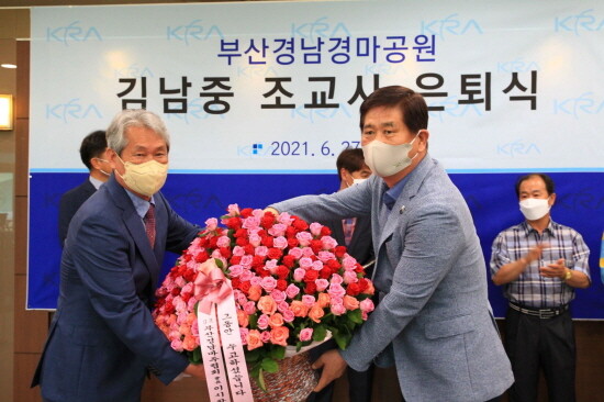 장미꽃 288송이를 들고있는 김남중 조교사와 이시환 마주협회장