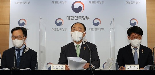 홍남기 경제부총리(가운데)가 28일 정부서울청사에서 하반기 경제정책방향에 관해 발표하고 있다. 사진=연합뉴스