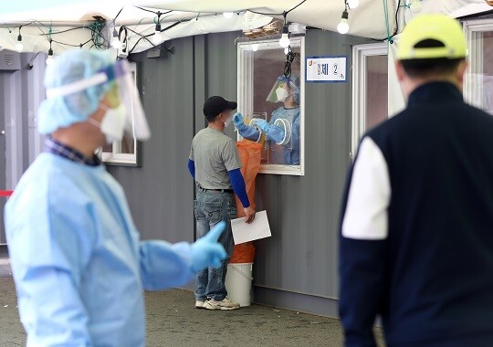 모더나가 국내 설비 투자를 포기하면 모더나코리아의 역할도 한정될 수밖에 없다. 서울역 광장에 마련된 임시 선별검사소. 사진=박정훈 기자