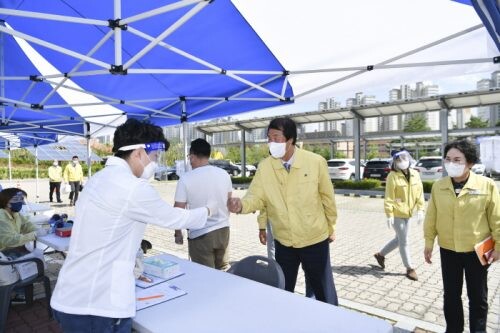 코로나 선별진료소를 찾은 이우청 김천시의회 의장