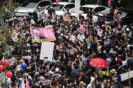 6월 29일 윤석열 전 검찰총장이 대선 출마 기자회견을 하던 서울 서초구 매헌윤봉길의사기념관엔 많은 지지자들이 몰렸다. 사진=박은숙 기자