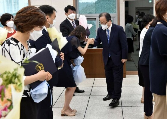 ‘2021년 상반기 정부포상 전수식’을 찾은 김석준 부산교육감. 사진=김석준 페이스북