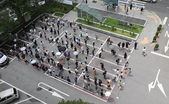 서울 강남구 삼성역6번출구 임시선별검사소에서 검사를 받기 위해 시민들이 길게 줄서 기다리고 있다. 사진=박정훈 기자