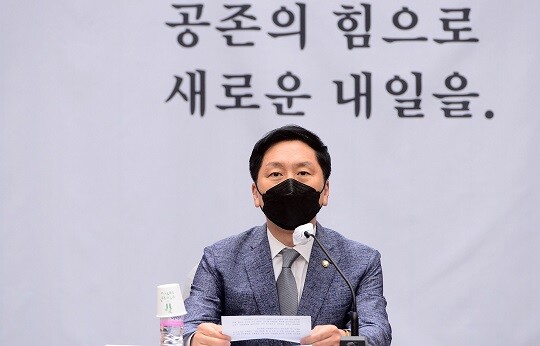 김기현 국민의힘 원내대표가 14일 조국 전 법무부 장관과 그의 가족을 둘러싼 논란에 대해 “세상에 이런 불공정이 어디 있느냐”라고 말했다. 사진은 지난 9일 국회에서 열린 원내대책회의에서 발언 중인 김 원내대표. 사진=일요신문DB