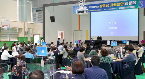 광명시는 지난 6월 26일 소하중학교 체육관에서 75명의 시민이 참가한 가운데 광명시민 평생학습 장학금 지급방안 공론장을 가졌다. 사진=광명시 제공