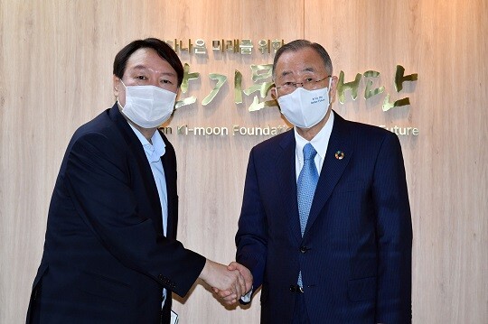 윤석열 전 검찰총장이 7월 15일 서울 종로구 경희궁길 반기문재단에서 반기문 전 유엔 사무총장을 예방하고 있다. 사진=국회사진취재단