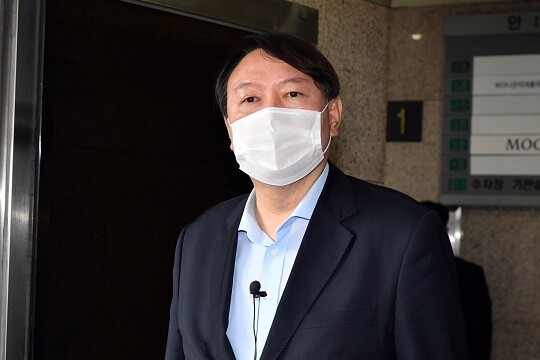 윤석열 전 검찰총장이 15일 법무부에 대해 “알맹이도 없는 결과발표로 ‘한명숙 구하기’를 이어가고 있다”고 비판했다. 윤 전 총장이 이날 서울 종로구 경희궁길 반기문재단에서 반 전 UN 사무총장을 예방한 후 취재진의 질문에 답변하고 있다. 사진=일요신문DB