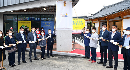 19일 김천시 문화거점시설인 '황금뜨락 및 황금마루(김천시 황금동)' 개소식이 열리고 있다 (사진= LH 대구경북본부 제공)