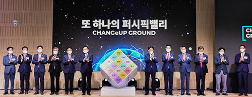 21일 포항체인지업그라운드 개관식이 열리고 있다. 이날 개관식에 김부겸 국무총리, 강성천 중소벤처기업부 차관, 이철우 경북지사, 고우현 경북도의회 의장, 이강덕 포항시장, 최정우 포스코 회장, 김무환 포스텍 총장 등이 함께했다 (사진=경북도 제공)