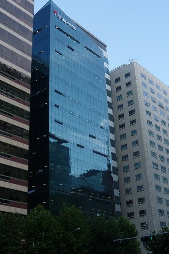 1세대 이커머스 인터파크의 다소 오래된 이미지가 매각에 걸림돌이 될 것이라는 주장이 제기됐다. 서울 강남구 인터파크 사옥(가운데). 사진=인터파크 제공