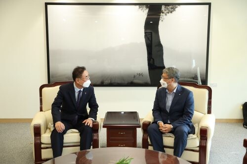 한국수자원공사 박재현 사장과 면담중인 장세용 구미시장(좌측) (사진=구미시 제공)