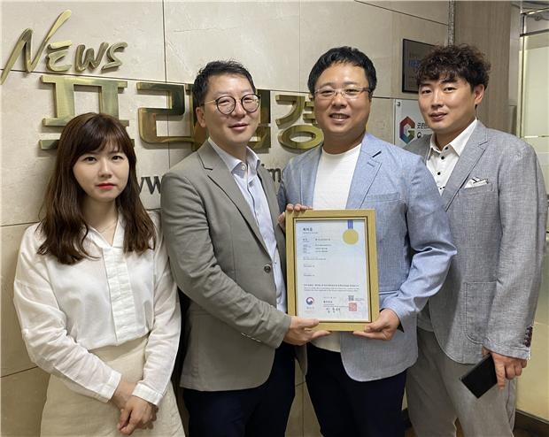 이종엽 프라임경제 대표가 4년에 걸친 연구·개발의 결과로 ‘인공지능 분야 음성 검증 및 시스템 제어’에 대한 발명 특허를 승인받았다고 27일 밝혔다. 사진=프라임경제 제공