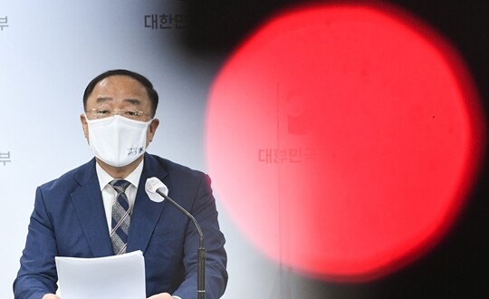7월 28일 서울 종로구 정부서울청사에서 열린 부동산 관계부처 합동브리핑에서 '부동산 시장 안정을 위해 국민께 드리는 말씀'을 담화문을 발표하고 있는 홍남기 부총리 겸 기획재정부 장관. 사진=임준선 기자