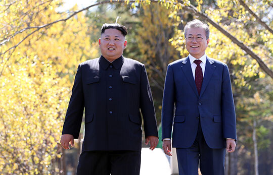 2018년 남북정상회담 당시 나란히 걷고 있는 김정은 북한 국무위원장과 문재인 대통령. 사진=사진공동취재단