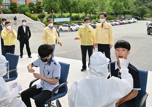 6월 29일 포항제철공업고등학교에서 코로나19 이동검체 PCR선제검사를 하고 있다 (사진=경북교육청 제공)