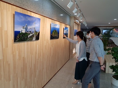 경북교육청 본관 1층에서 박용득 작가의 대한민국 독도 사진전을 관람하고 있다 (사진=경북교육청 제공)