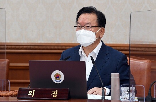 정부가 현재의 사회적 거리두기 단계를 2주 더 연장하기로 했다. 사진은 지난 7월 13일 서울 정부서울청사에서 국무회의를 주재하고 있는 김부겸 국무총리. 사진=임준선 기자