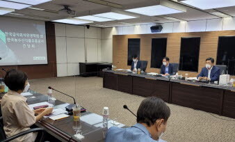 aT는 5일 양재동 aT센터에서 (사)한국급식외식위생학회와 식재료 안전관리 강화방안에 대해 간담회를 가졌다./사진=aT 제공