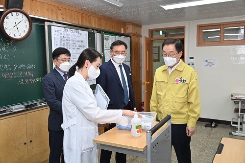 임종식 경북교육감이 경주 문화고등학교를 방문해 학교 방역 현장 점검하고 있다. (사진=경북교육청 제공)