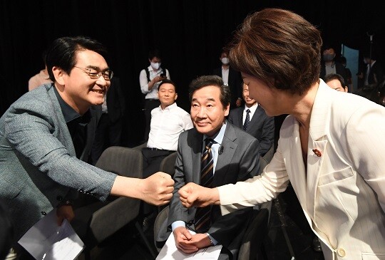 박용진 의원과 추미애 전 장관이 7월 3일 오후 서울 여의도 KBS에서 열린 토론회에 참석해 인사를 나누고 있다. 가운데는 이낙연 전 대표. 사진=국회사진취재단