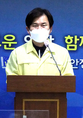 지난 15일 경주시 김호진 부시장이 대시민 브리핑을 통해 이날에만 하루 최다인 27명의 확진자가 발생하는 등 지난 9일부터 97명의 확진자가 발생한 엄중한 상황과 시의 대응조치 등을 전하고 있다 (사진=경주시 제공)