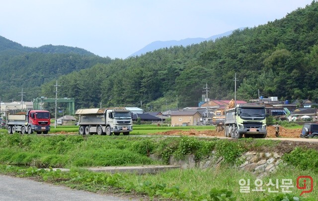 대형트럭들이 대우건설이 운영하는 사토장에 진입하기 위해 농로를 지나는 장면.