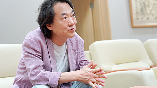 상설공연 10주년을 맞은 '인피니티 플라잉'을 제작한 최철기 페르소나 총감독이 인터뷰를 갖고 있다 (사진=경주엑스포 제공)