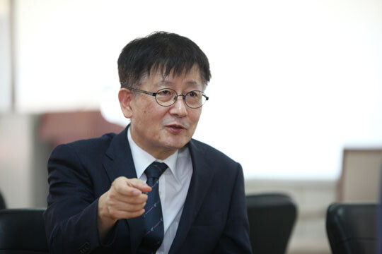 바둑을 아는 사람들 사이에 한철균 9단은 ‘팔방미인’이라 불린다. 사진=사이버오로 제공