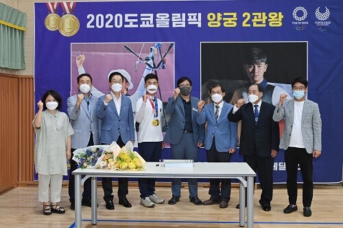 2020 도쿄올림픽 양궁에서 2관왕을 차지한 김제덕 선수의 환영식이 17일 경북일고등학교에서 열렸다. (사진=경북교육청 제공)